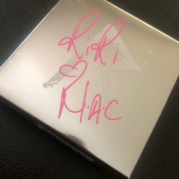 MAC RIRi Powder Blush In Hibiscus Kiss. - Picture 8 of 8